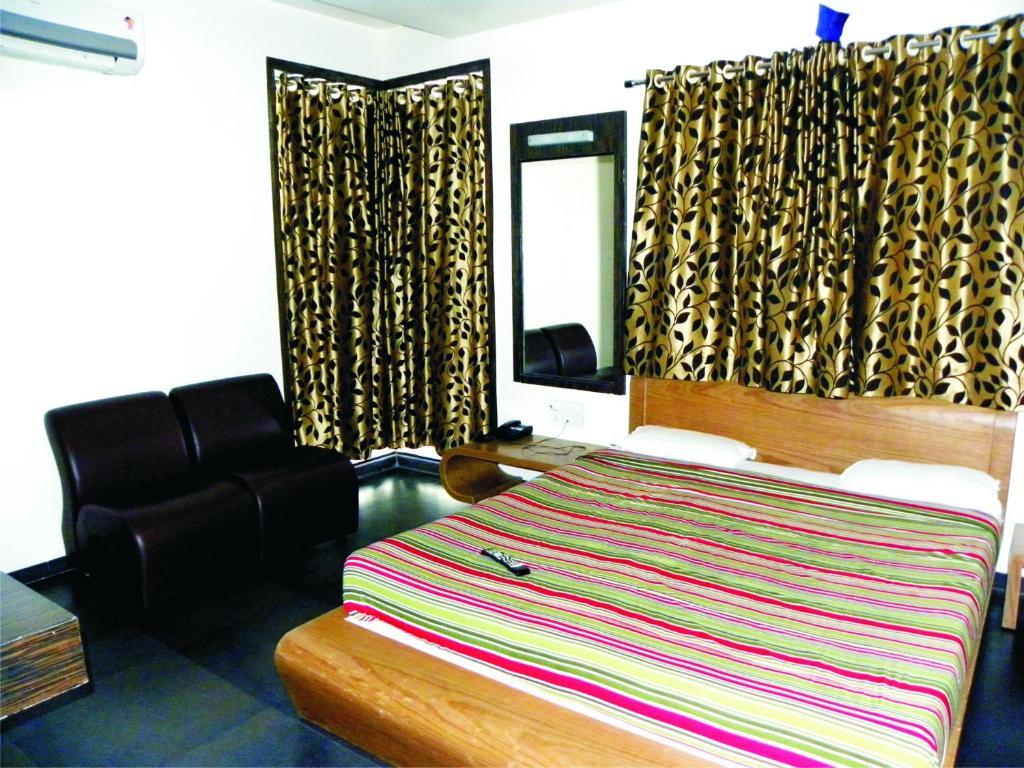 Hotel Shradha Saburi Palace Shirdi Room photo